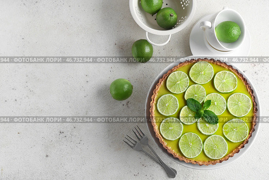 Подставка с вкусным лаймовым тартом с мятой на белом фоне. Стоковое фото, фотограф Pixel_shot / Фотобанк Лори