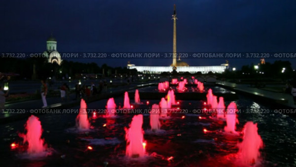 Подсветка фонтанов на Поклонной горе, обелиск и церковь (2010 год). Редакционное видео, видеограф Losevsky Pavel / Фотобанк Лори