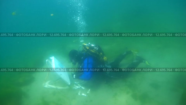 Подводный художник Юрий Адексеев рисует картину под водой в озере Байкал (2014 год). Редакционное видео, видеограф Некрасов Андрей / Фотобанк Лори