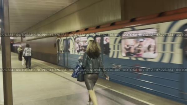 Поезд метро прибывает на станцию с надписью "Волжская" на стене. Городской скетч. Стоковое видео, видеограф Ярославский Максим / Фотобанк Лори