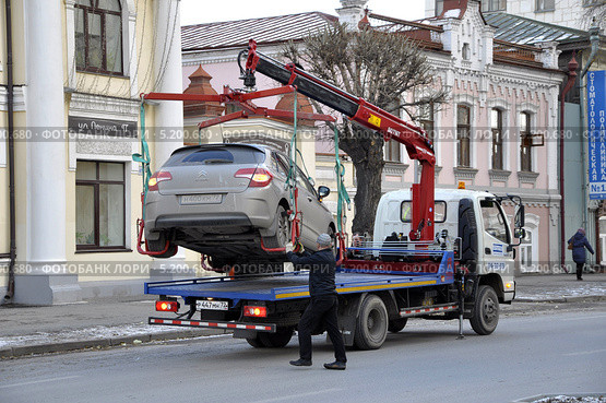 Погрузка автомобиля на эвакуатор, на городской улице (2013 год). Редакционное фото, фотограф Землянникова Вероника / Фотобанк Лори