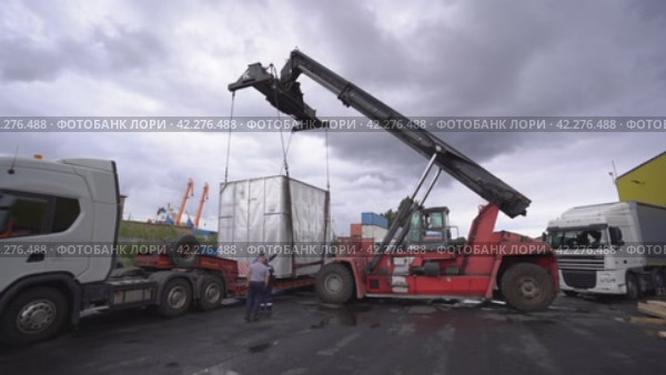 Погрузка контейнера. Редакционное видео, видеограф Алексей Тресков / Фотобанк Лори