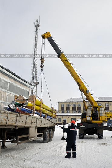 Погрузка опоры аварийного резерва ЛЭП 110кВ в кузов автомобиля (2016 год). Редакционное фото, фотограф Александр Тараканов / Фотобанк Лори