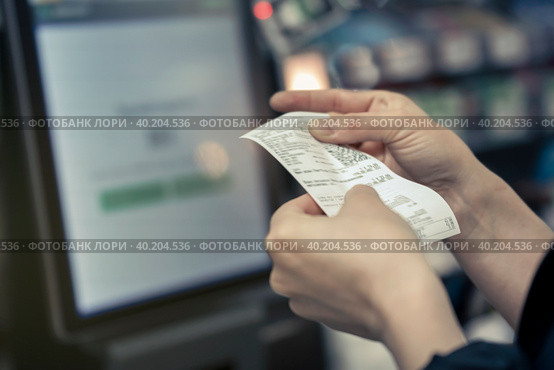 Point of Sale System For Retail product receipt in women's hands in the store - Credit Card Processor, Receipt Printer with paper shopping bill and Touch screen monitor. Стоковое фото, фотограф Владимир Разгуляев / Фотобанк Лори