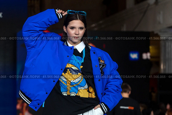 Показ одежды из коллекции VK Store в рамках фестиваля детской моды KIDS FASHION WEEK в "Центральном детском магазине на Лубянке" (ЦДМ) в центре города Москвы, Россия (2023 год). Редакционное фото, фотограф Николай Винокуров / Фотобанк Лори