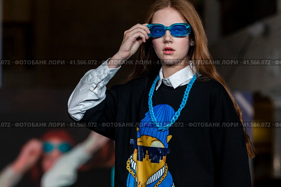 Показ одежды из коллекции VK Store в рамках фестиваля детской моды KIDS FASHION WEEK в "Центральном детском магазине на Лубянке" (ЦДМ) в центре города Москвы, Россия (2023 год). Редакционное фото, фотограф Николай Винокуров / Фотобанк Лори