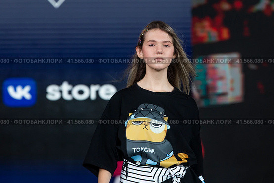 Показ одежды из коллекции VK Store в рамках фестиваля детской моды KIDS FASHION WEEK в "Центральном детском магазине на Лубянке" (ЦДМ) в центре города Москвы, Россия (2023 год). Редакционное фото, фотограф Николай Винокуров / Фотобанк Лори