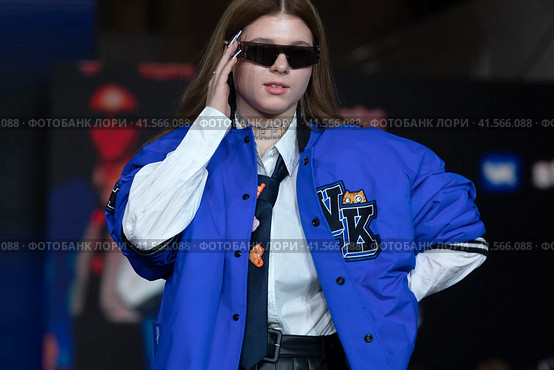 Показ одежды из коллекции VK Store в рамках фестиваля детской моды KIDS FASHION WEEK в "Центральном детском магазине на Лубянке" (ЦДМ) в центре города Москвы, Россия (2023 год). Редакционное фото, фотограф Николай Винокуров / Фотобанк Лори
