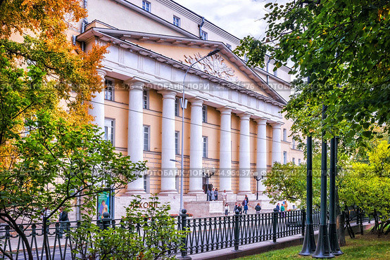 Покровские казармы, здание Лукойл, Покровский бульвар, Москва (2023 год). Редакционное фото, фотограф Baturina Yuliya / Фотобанк Лори