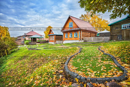 Поле для гольфа в осенних листьях Golf course in autumn leaves (2017 год). Стоковое фото, фотограф Baturina Yuliya / Фотобанк Лори