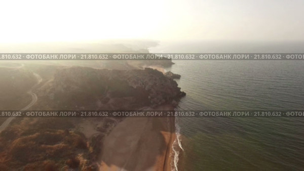 Полет над берегом моря. Крым. Генеральские пляжи. Золотое, Курортное. Стоковое видео, видеограф Анатолий Типляшин / Фотобанк Лори