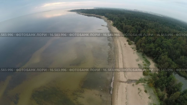 Полет над Финским заливом, съемка с воздуха, Тарховский пляж, Санкт-Петербург (2014 год). Стоковое видео, видеограф Всеволод / Фотобанк Лори
