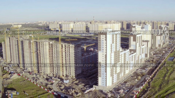 Полет над многоэтажным недостроенным районом. Стоковое видео, видеограф Discovod / Фотобанк Лори
