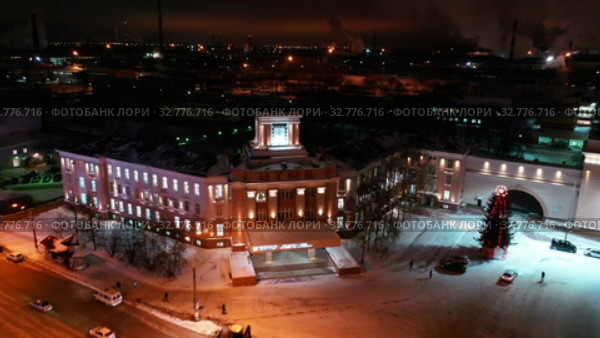 Полет над ночной площадью перед управлением и центральной проходной НТМК ЕВРАЗ. Нижний Тагил. Свердловская область. Россия. Редакционное видео, видеограф Евгений Ткачёв / Фотобанк Лори