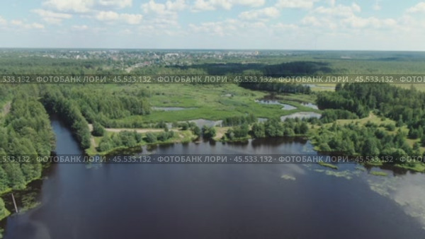 Полёт над рекой озером. Стоковое видео, видеограф Денис Логиновский / Фотобанк Лори