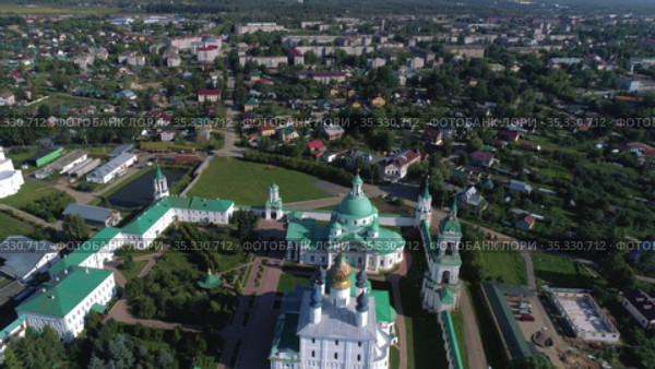 Полет над Спасо-Яковлевским Дмитровским монастырем июльским днем. Ростов, Золотое кольцо России (2019 год). Стоковое видео, видеограф Виктор Карасев / Фотобанк Лори
