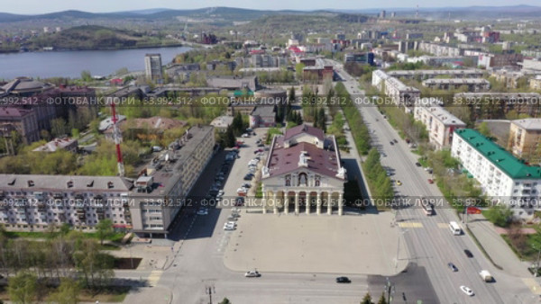 Полет над центральным проспектом и Театральной площадью в городе Нижний Тагил. Россия. Стоковое видео, видеограф Евгений Ткачёв / Фотобанк Лори