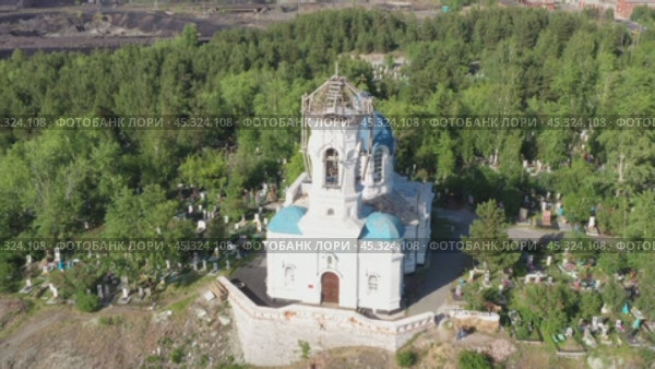 Полет над церковью Иоанна Предтечи в городе Реж. Россия (2024 год). Стоковое видео, видеограф Евгений Ткачёв / Фотобанк Лори