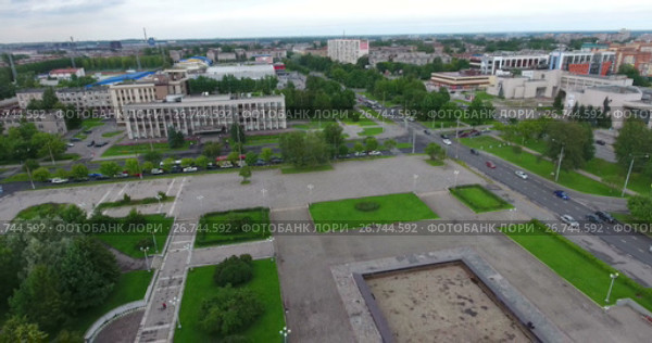 Полет над улицей Сталеваров к зданию мэрии города. Череповец (2017 год). Редакционное видео, видеограф Кекяляйнен Андрей / Фотобанк Лори