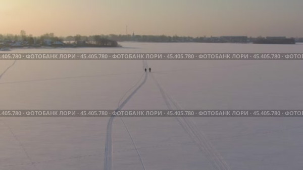 Полёт над зимним озером и лесом. Стоковое видео, видеограф Денис Логиновский / Фотобанк Лори