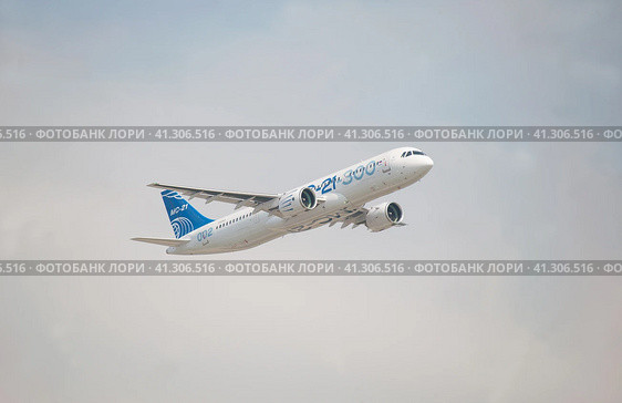 Полет российского нового узкофюзеляжного пассажирского самолета МС-21-300. Международный авиационно-космический салон в Жуковском МАКС-2019, Россия, вид справа. Редакционное фото, фотограф Малышев Андрей / Фотобанк Лори
