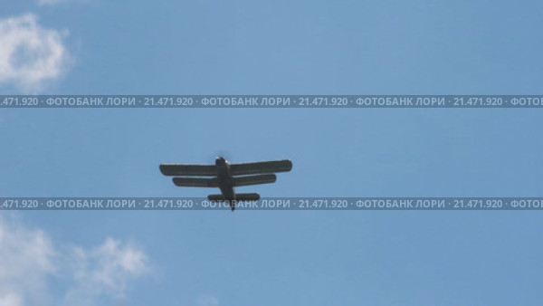 Полет самолета Ан - 2. Стоковое видео, видеограф Mikhail Erguine / Фотобанк Лори