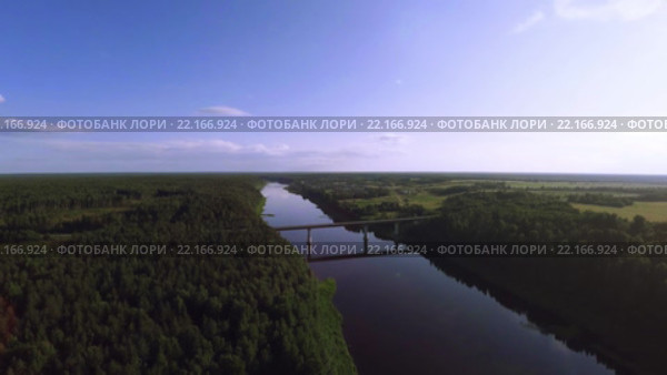 Полет вдоль широкой реки летом. Аэросъемка. Стоковое видео, видеограф Владимир Иванович Жилко / Фотобанк Лори