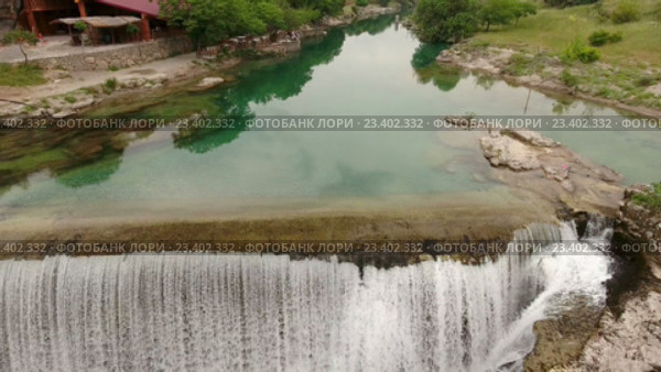 Полет вокруг красивого водопада Ниагара на реке Циевна. Подгорица, Черногория (2016 год). Стоковое видео, видеограф Кекяляйнен Андрей / Фотобанк Лори
