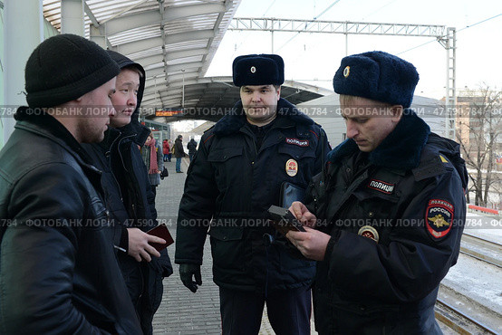 Полицейские проверяют документы у гражданина по переносному компьютеру. Москва (2017 год). Редакционное фото, фотограф Free Wind / Фотобанк Лори