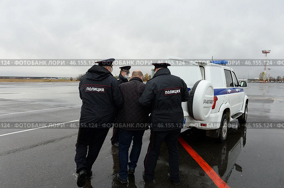 Полицейские выводят авиационного дебошира с борта самолёта (2020 год). Редакционное фото, фотограф Free Wind / Фотобанк Лори