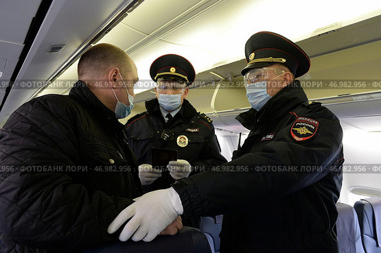 Полицейские выводят авиационного дебошира с борта самолёта (2020 год). Редакционное фото, фотограф Free Wind / Фотобанк Лори