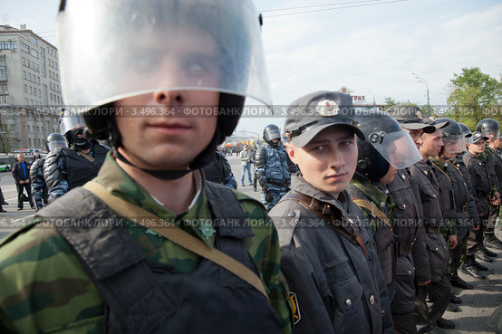 Полицейский кордон на Большом каменном мосту на "Марше миллионов" в городе Москве, Россия (2012 год). Редакционное фото, фотограф Николай Винокуров / Фотобанк Лори