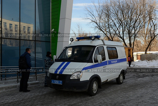 Полицейский микроавтобус "Газель" у станции Московского центрального кольца (2017 год). Редакционное фото, фотограф Free Wind / Фотобанк Лори