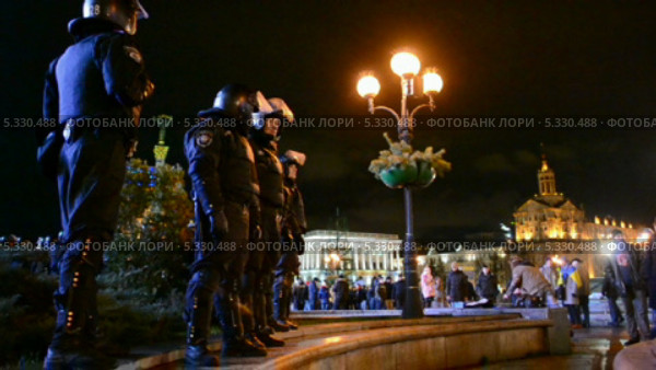 Полиция во время митинга на Крещатике ("Евромайдан") в связи с приостановкой рассмотрения вопроса об ассоциации Украины с Евросоюзом. Киев, 29.11.13 (2013 год). Редакционное видео, видеограф FMRU / Фотобанк Лори