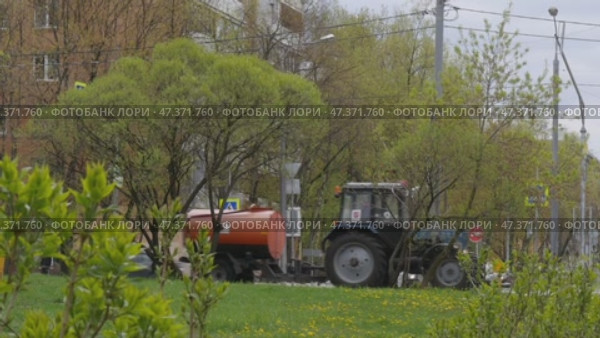 Поливомоечная техника чистит дороги. Редакционное видео, видеограф Семён Прудий / Фотобанк Лори