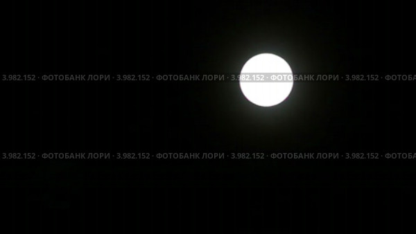 Полная луна на фоне черного неба. Стоковое видео, видеограф Юлия Машкова / Фотобанк Лори