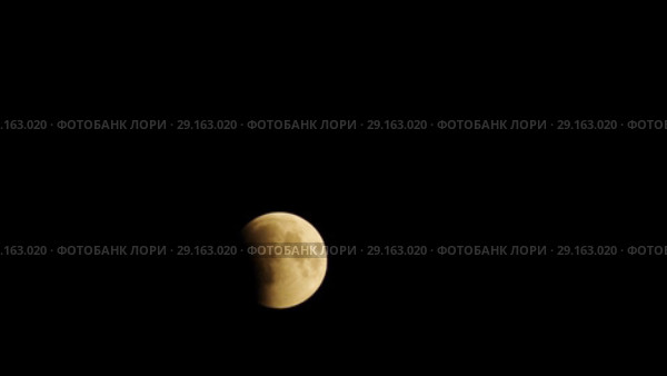 Полное лунное затмение 28 июля 2018 года. Total Lunar Eclipse on July 27–28, 2018. Стоковое видео, видеограф Евгений Романов / Фотобанк Лори