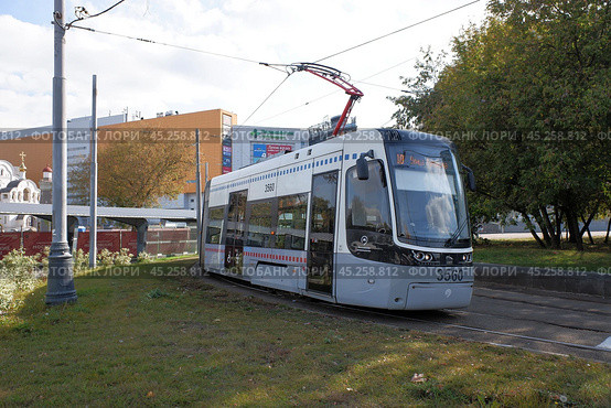 Польский трамвай Pesa Fokstrot возле метро Щукинская в Москве. Солнечный летний день. (2023 год). Стоковое фото, фотограф Александр Кузнецов / Фотобанк Лори