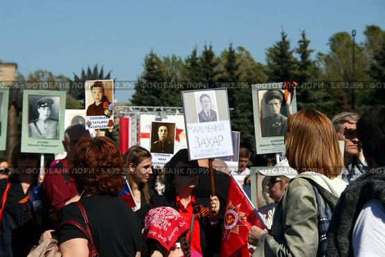"Помним! Гордимся!" День Победы, Москва, марш "Бессмертный полк" (2014 год). Редакционное фото, фотограф Щеголева Ольга / Фотобанк Лори