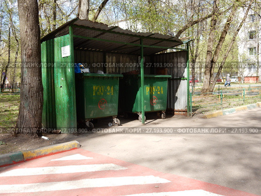 Помойка во дворе жилых домов на 1-ой Парковой улице. Район Измайлово. Город Москва (2017 год). Редакционное фото, фотограф lana1501 / Фотобанк Лори