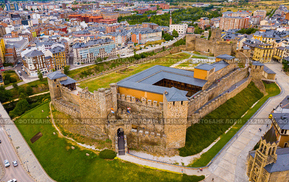 Ponferrada with Templar castle (2019 год). Стоковое фото, фотограф Яков Филимонов / Фотобанк Лори