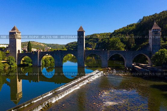 Pont Valentre bridge across the Lot River in Cahors, France. Стоковое фото, фотограф Яков Филимонов / Фотобанк Лори