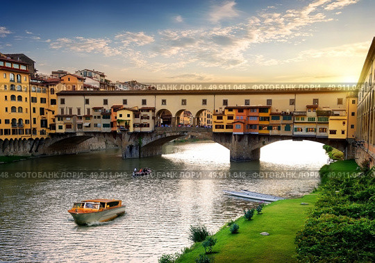 Ponte Vecchio in Florence at sunset, Italy. Стоковое фото, агентство Ingram Publishing / Фотобанк Лори