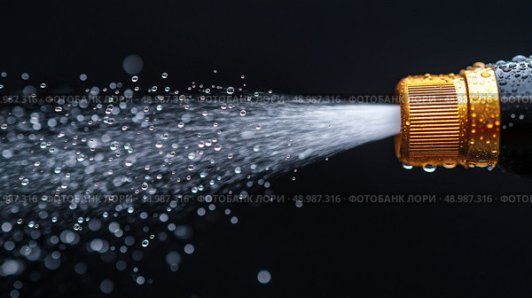 Pop the cork with sparkling water spraying from a bottle at night. Стоковое AI-изображение, AI-художник Katsiaryna Repich / Фотобанк Лори