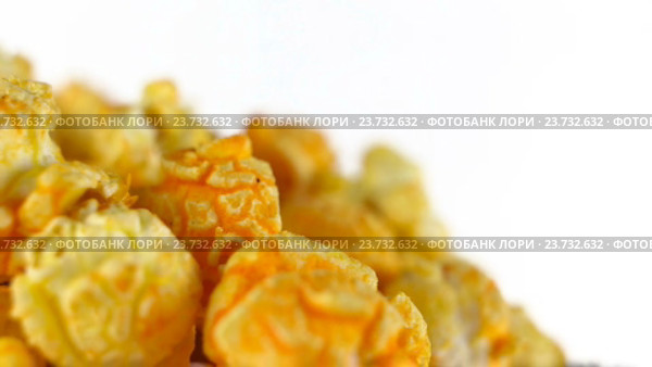 Попкорн со вкусом сыра  вращается на белом фоне. Крупным планом. Стоковое видео, видеограф Загородний Кирилл / Фотобанк Лори