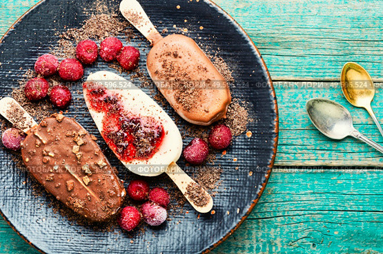 Popsicle ice cream with chocolate and cherry.Ice cream sticks. Chocolate ice cream on a stick. Стоковое фото, агентство Ingram Publishing / Фотобанк Лори