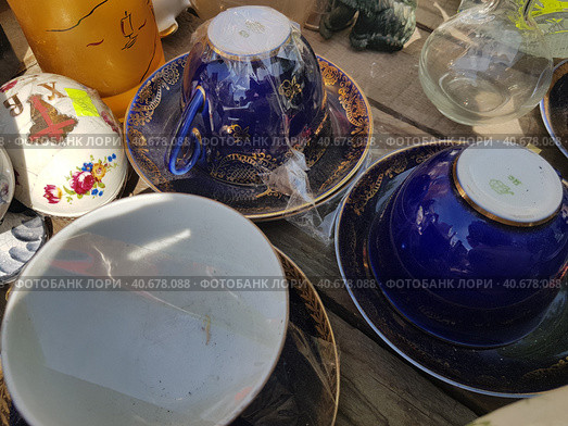 Porcelain cups at the flea market (2019 год). Редакционное фото, фотограф Анна Кривицкая / Фотобанк Лори