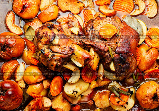 Pork knuckle or shank stewed in dark beer with quince and apples.. Roast pork knuckle. Стоковое фото, агентство Ingram Publishing / Фотобанк Лори