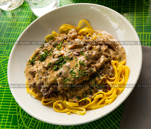 Pork ribs with mushroom sauce and linguine. Стоковое фото, фотограф Яков Филимонов / Фотобанк Лори