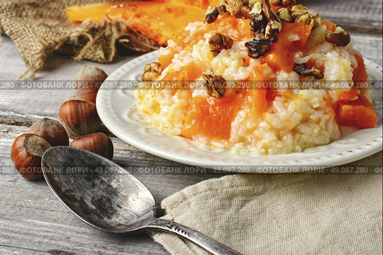 porridge made of pumpkin. mess of the tavern with the addition of walnut and hazelnut. Стоковое фото, агентство Ingram Publishing / Фотобанк Лори